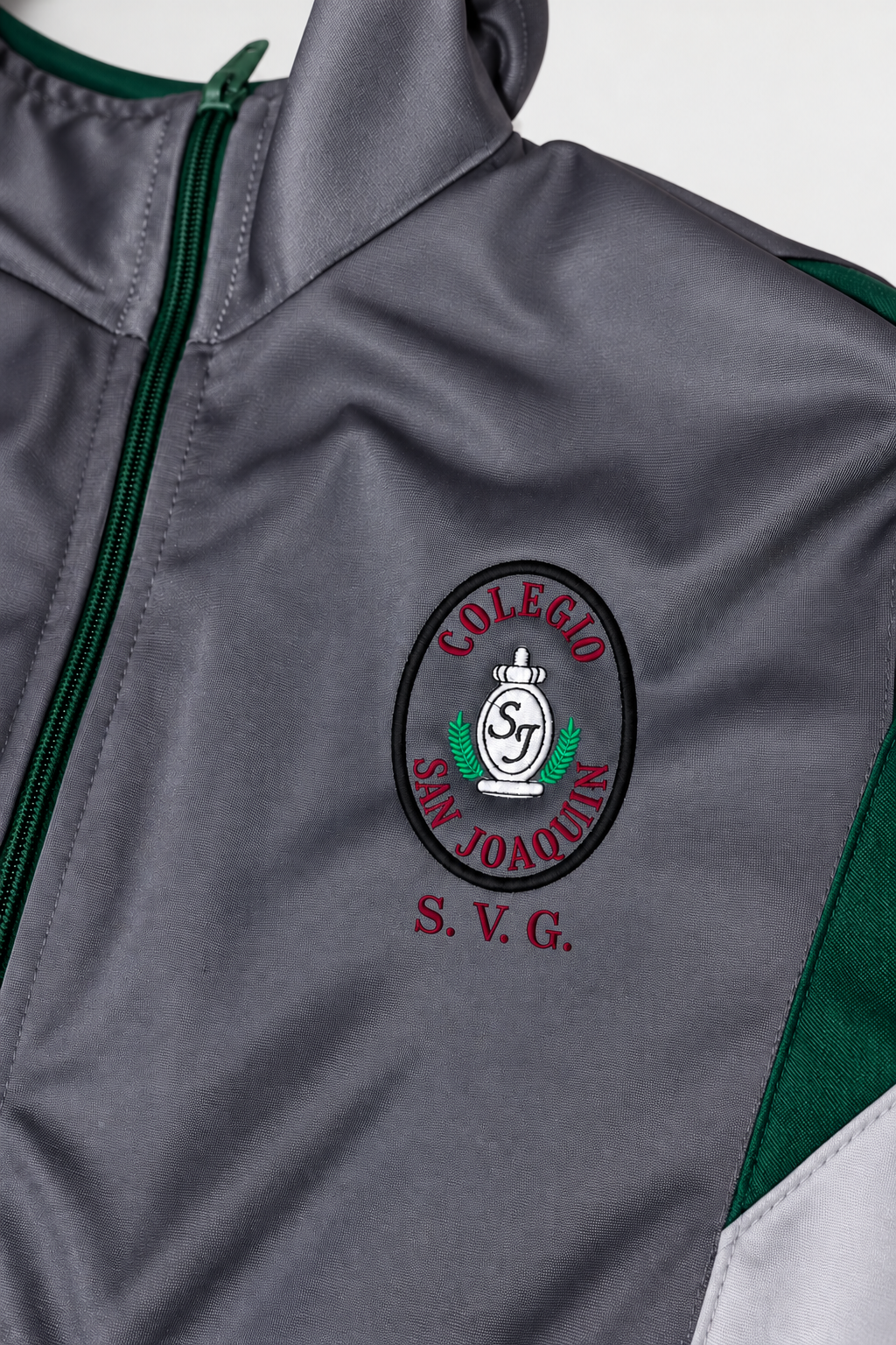 Mockup referencial de iniciales S. V. G. en burdeo