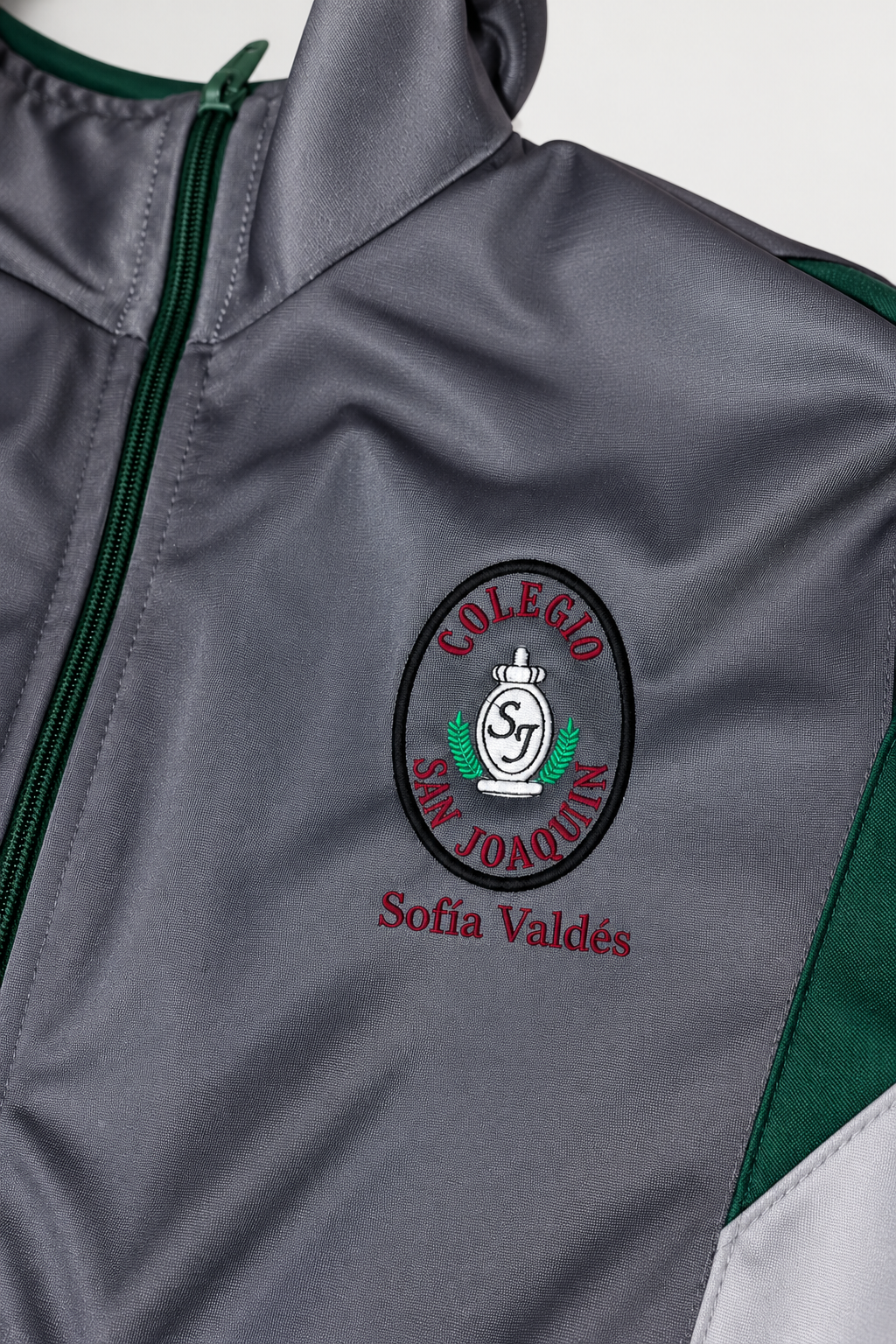 Mockup referencial de nombre Sofía Valdés bordado bajo insignia
