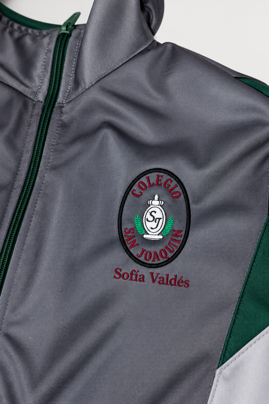 Mockup referencial de nombre Sofía Valdés bordado bajo insignia